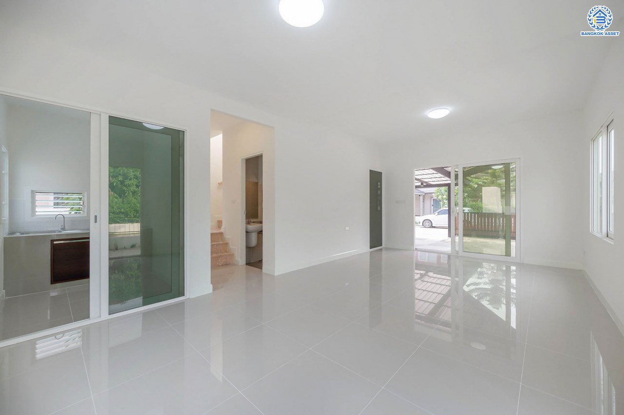 บ้านมือสองตกแต่งใหม่ จากแบรนด์Sansiri โครงการ คณาสิริ วัดพระเงิน หลังมุม ตกแต่งสไตล์โมเดิร์น เนื้อที่ 55.7 ตร.ว. ฟังก์ชัน 3 ห้องนอน 2 ห้องน้ำ 1 ห้องอเนกประสงค์ จอดรถได้ 2 คัน บนทำเลเดินทางสะดวก ใกล้รถไฟฟ้าสายสีม่วง "สถานีตลาดบางใหญ่" จุดขึ้นทางด่วน "ศรีรัช" และเซ็นทรัลเวสต์เกต